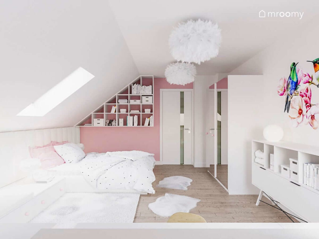 Białe meble w dużym pokoju dziewczynki z różową ścianą szafą z lustrem i lampami z piur