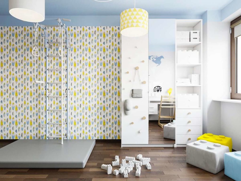 Pokój dwójki dzieci z białą szafą z lustrem obok drabinki i materaca z tapetą w pióra niebieskim sufitem i kolorowymi abażurami
