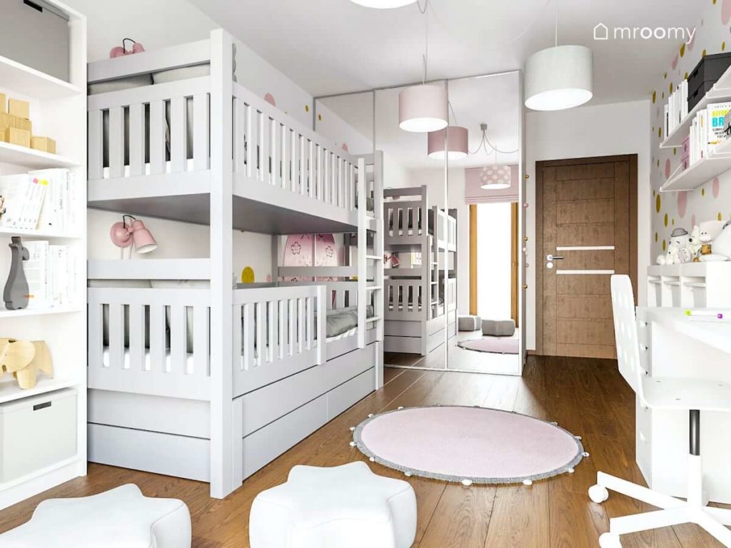 Szare piętrowe łóżko szafa z przesuwnymi drzwiami okrągły dywan i rodowe dodatki w pokoju rodzeństwa dziewczynek
