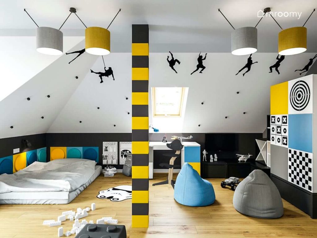Niebieskie żółte szare i białe kolory w pokoju chłopca z workami sako materacem do spania i kolorowymi abażurami