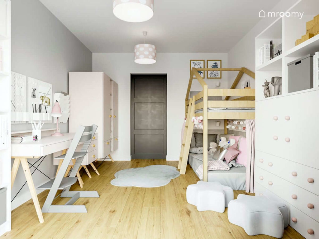 Przytulny pokój dla dziewczynki z jasno drewnianymi meblami z różowymi akcentami szarymi pufami w kształcie gwiazdek