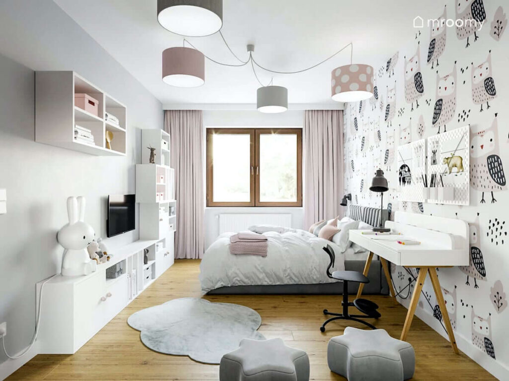 Jasny pokój dla dziewczynki w każdym w wieku w nim białe meble i różowo szare dodatki a na ścianie tapeta w sowy