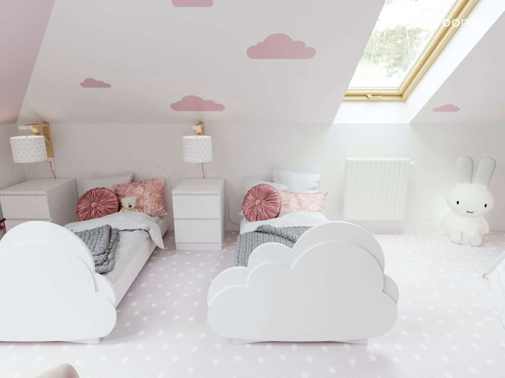 Pokój dla bliźniaczek na poddaszu w kolorystyce różowo-białej z łóżkami w kształcie chmurek tapetą w różowe chmurki i lampą w kształcie królika z różową wykładziną w białe grochy