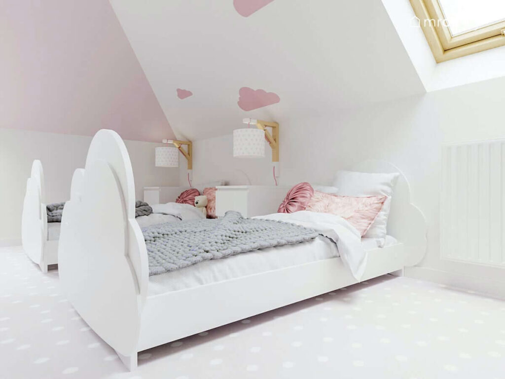 Fantazyjne łóżka dziecięce w kształcie chmurek wykładzina jasnoróżowa w grochy tapeta w chmurki w poddaszowym pokoju dla dwóch dziewczynek