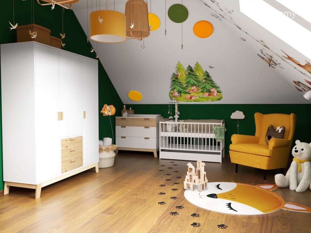 Pokój dla niemowlaka w stylu woodland z dekoracjami przedstawiającymi las i jego mieszkańców z białymi meblami z elementami drewna z żółtym fotelem typu uszak piankowymi panelami ściennymi i ścianą w kolorze butelkowej zieleni