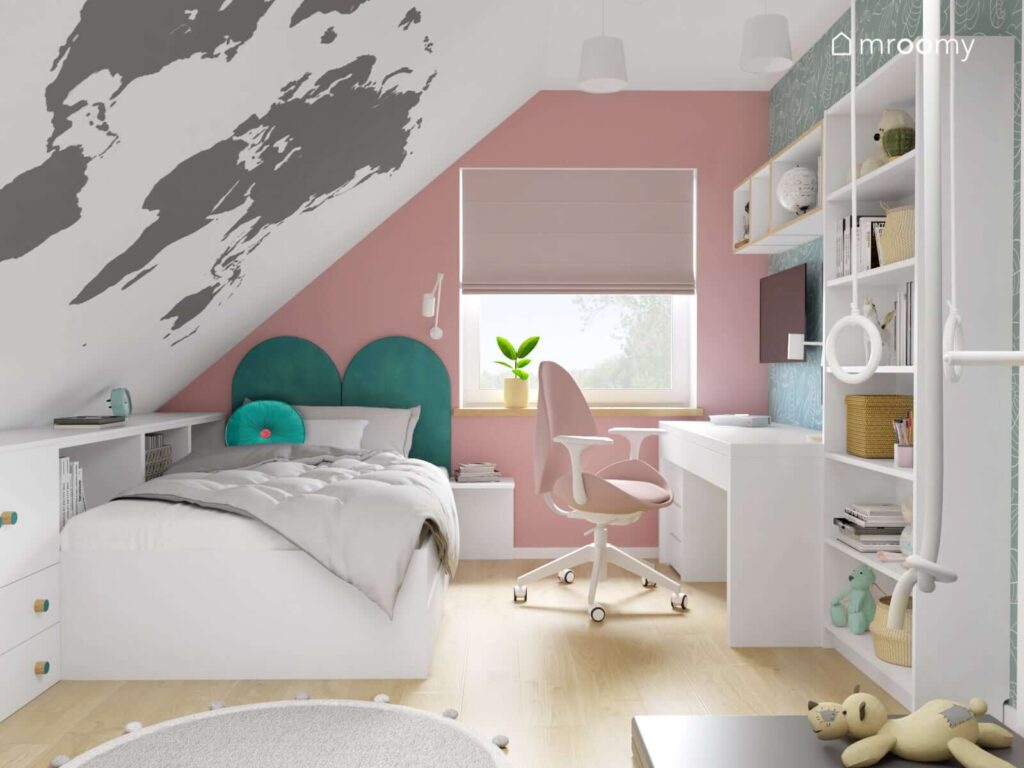 Biało różowy pokój dla dziewczynki z białym biurkiem z różowym krzesłem oraz z łóżkiem uzupełnionym morskimi panelami ściennymi
