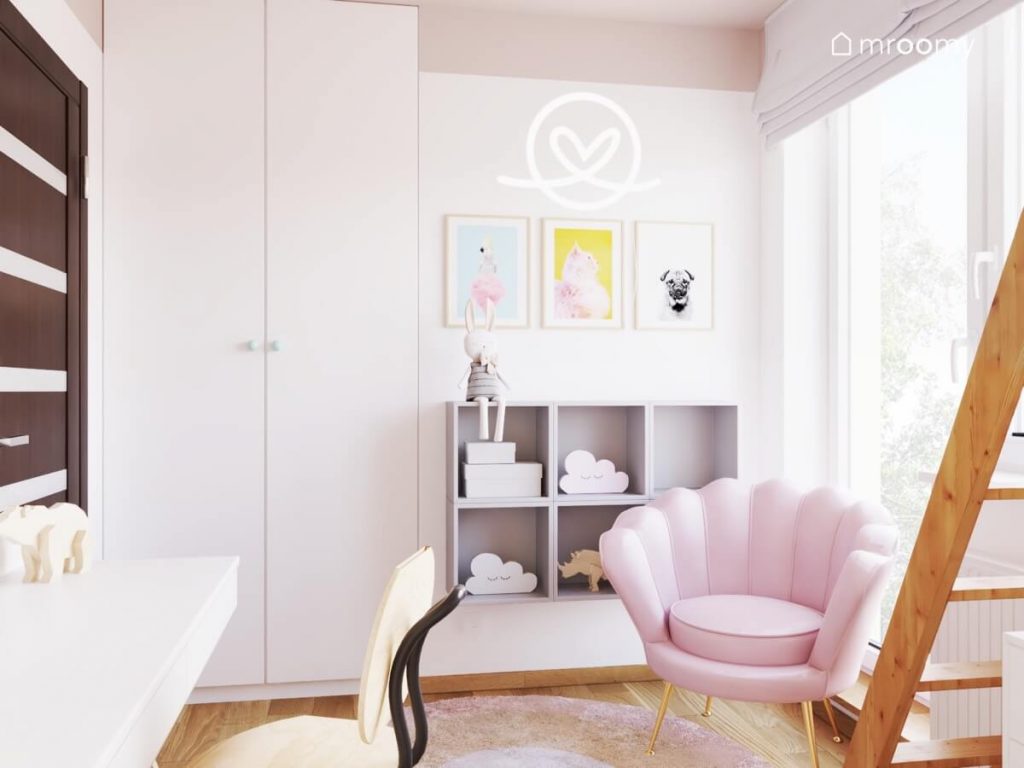 Jasny biało różowy pokój dla dziewczynki z dużą dwudrzwiową szafą szarymi szafkami ściennymi różowym fotelem oraz ozdobnymi plakatami i ledonem