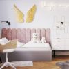 płotek z paneli tapicerowanych w kolorze różowym przy łóżku dziecka