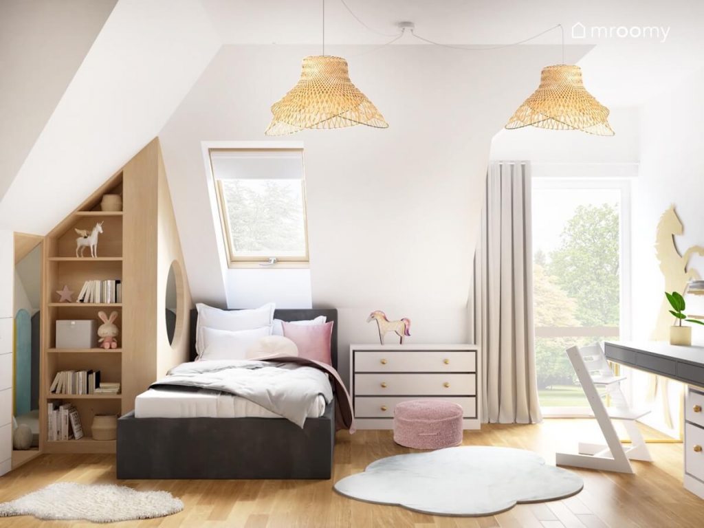 Biały poddaszowy pokój dziewczynki z szarym tapicerowanym łóżkiem niską biała komodą dywanikami oraz lampami w wiklinowych abażurach