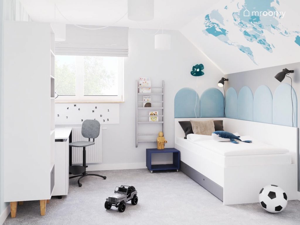 Biało szary pokój dla chłopca z białymi i szarymi meblami oraz błękitnymi dodatkami w postaci paneli ściennych i mapy świata