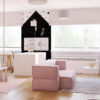 różowy pokój dla dziewczynki z sofą, huśtawką i siedziskiem TOMI