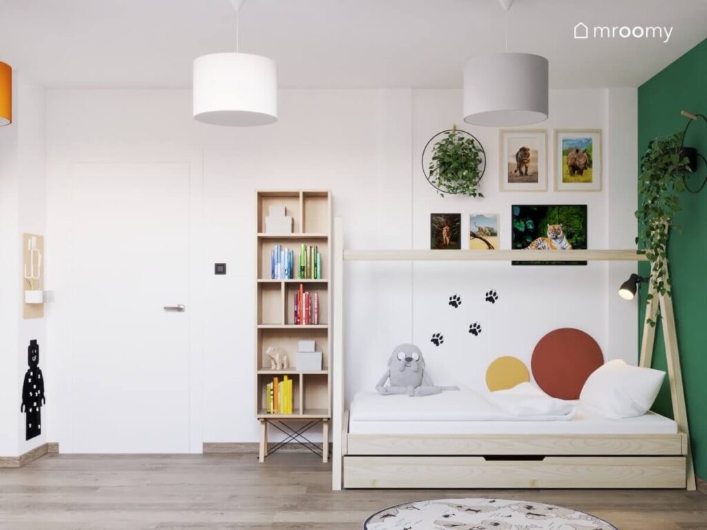 Biało zielony pokój dla chłopca a w nim drewniane łóżko tipi drewniany regał ozdobny kwietnik oraz plakaty ze zwierzętami na ścianie