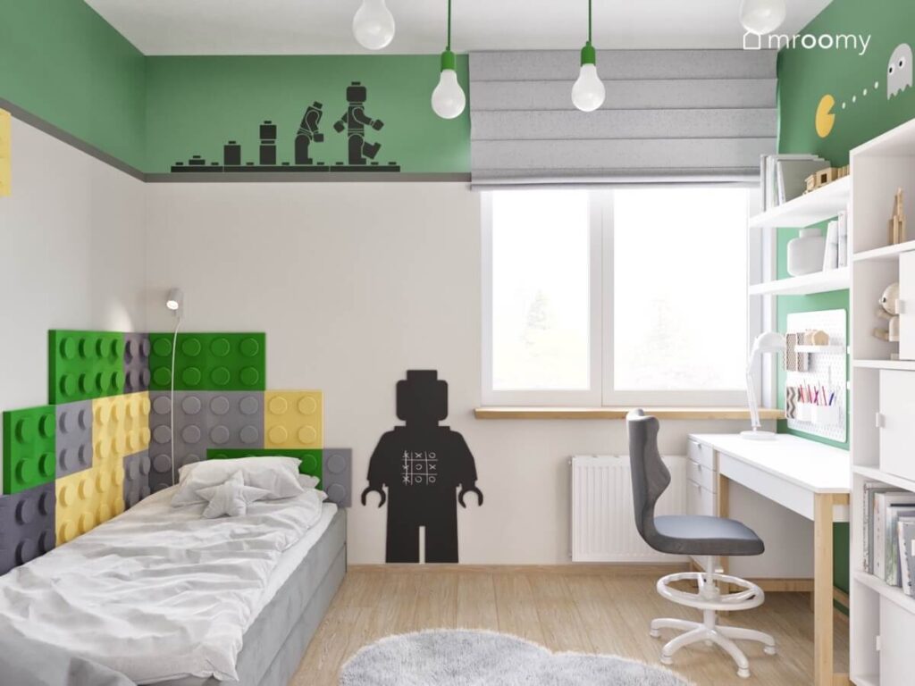 Szaro zielony pokój dla rodzeństwa z szarym łóżkiem biurkiem dywanem chmurką oraz dodatkami Lego