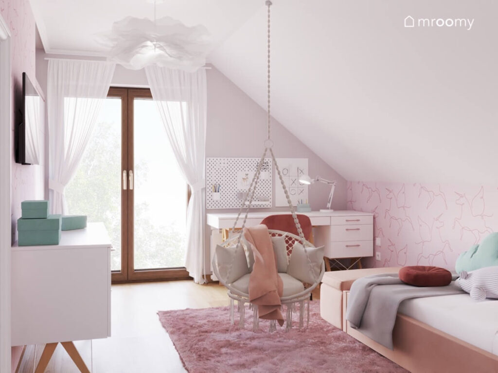 Biało szaro różowy pokój dla dziewczynki a w nim różowe łóżko fotel wiszący kudłaty dywan oraz ozdobna lampa sufitowa.