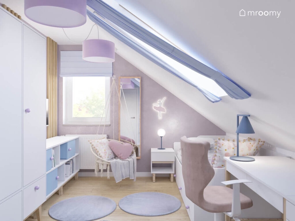 Biało fioletowy poddaszowy pokój z białymi meblami fotelem wiszącym i błękitnymi zasłonami