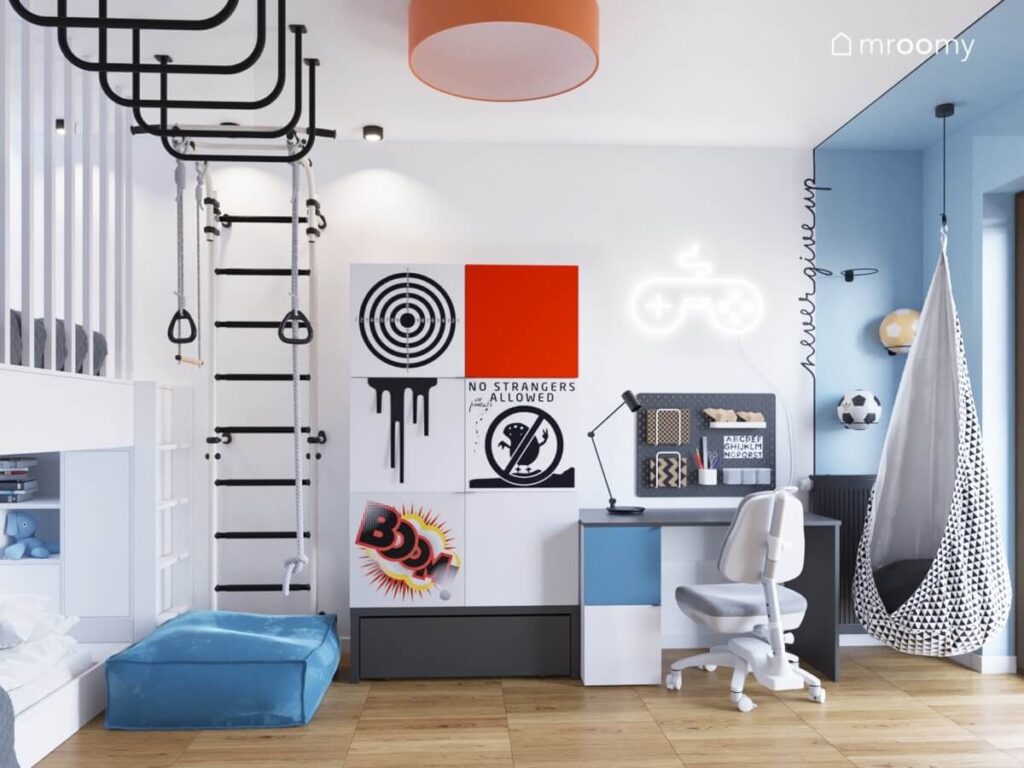Biało błękitny pokój dla chłopca z drabinką zwykłą i sufitową szafą z ozdobnymi nakładkami i biurkiem z organizerem