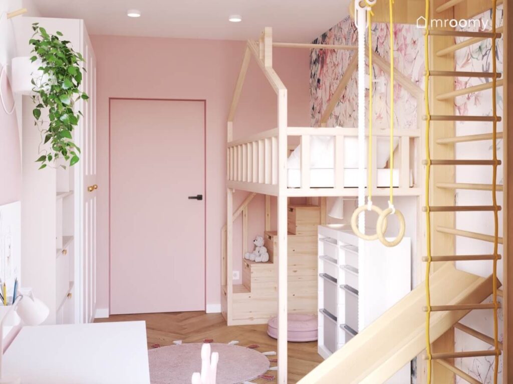 Biało różowy pokój dla dziewczynki z antresolą w kształcie domku regałem z pojemnikami oraz drabinką ze zjeżdżalnią