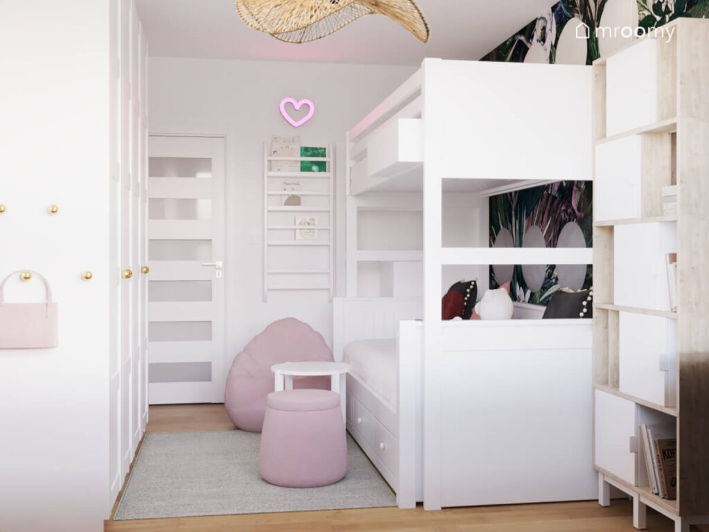 Biały pokój dla rodzeństwa z antresolą i łóżkiem biblioteczką ledonem serce oraz małym stolikiem i dwoma różowymi pufami